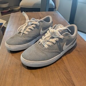 Nike Women's Light Gray Sneakers